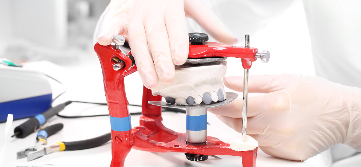 Jakie urządzenia są niezbędne w pracowni protetycznej?