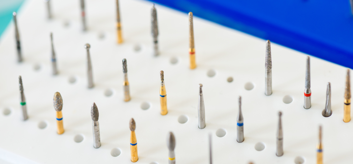 Wiertła diamentowe a węglikowe – które narzędzia rotacyjne wybrać do precyzyjnej pracy w gabinecie?