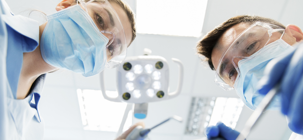 Rękawiczki, maseczki i serwety stomatologiczne – jakie środki ochrony osobistej wybrać do gabinetu?